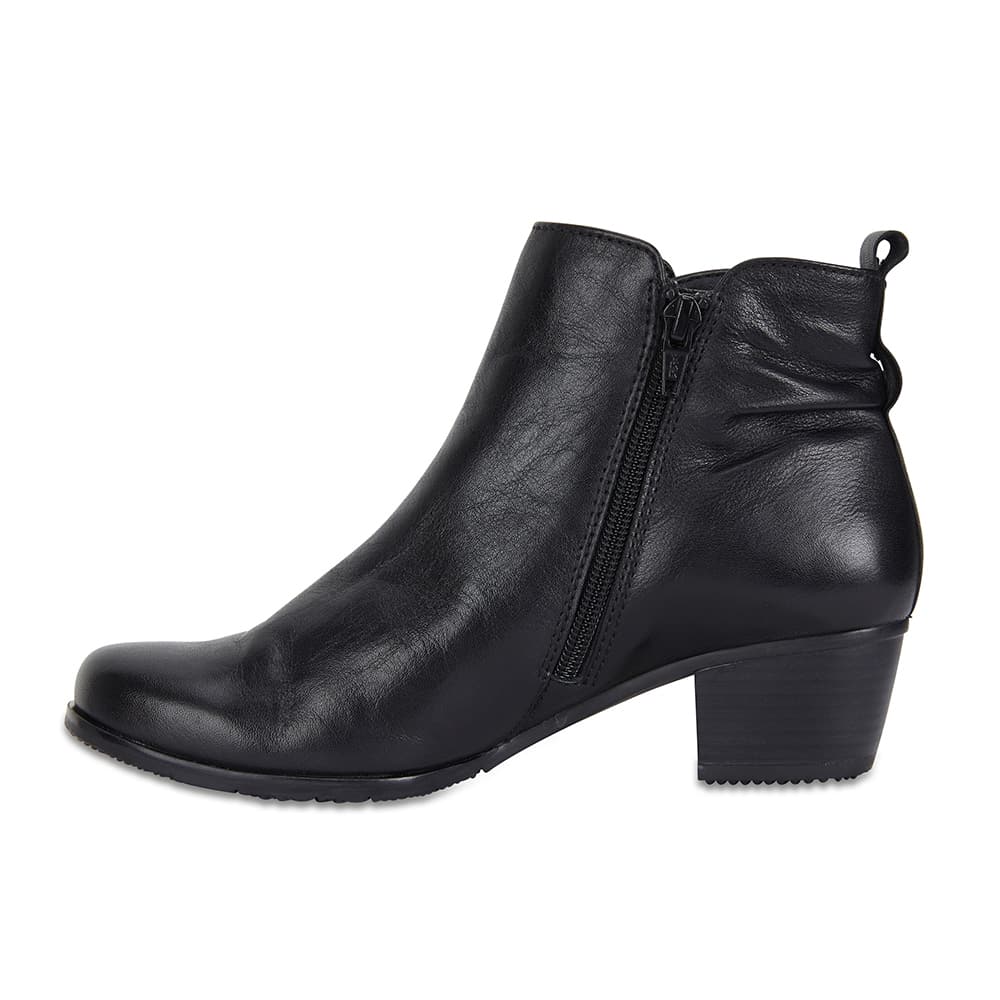 Simple black outlet leather boots