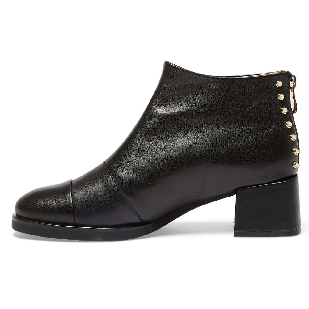 Aladdin Boot in Black Leather