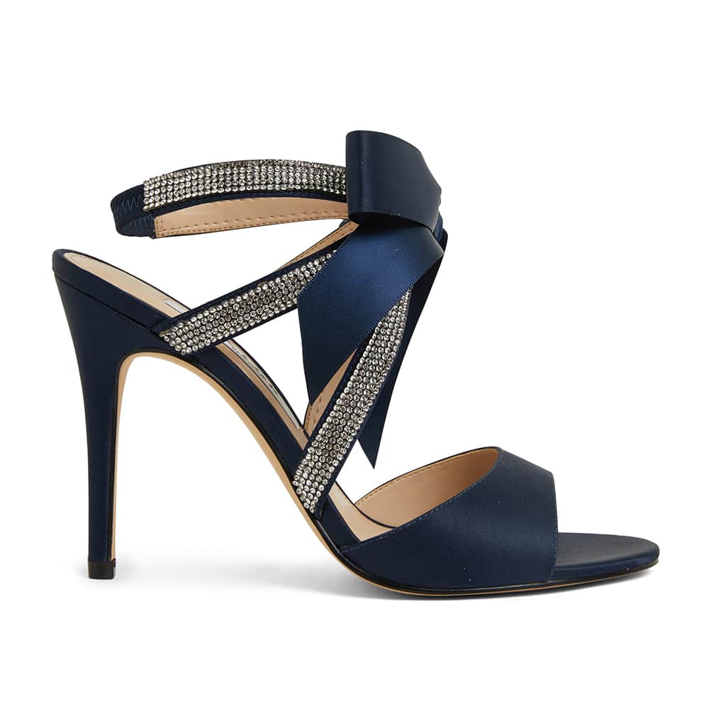 Claudia Heel in Navy