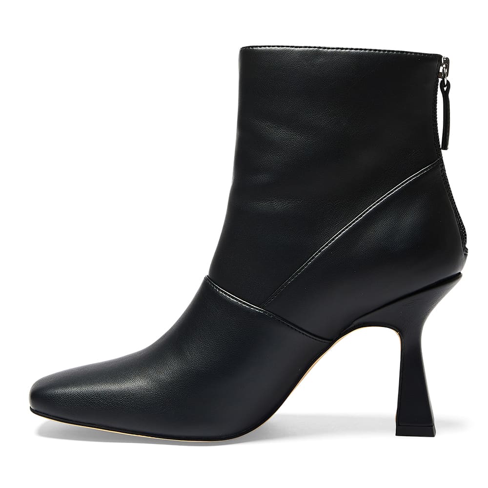 Lina Boot in Black Smooth